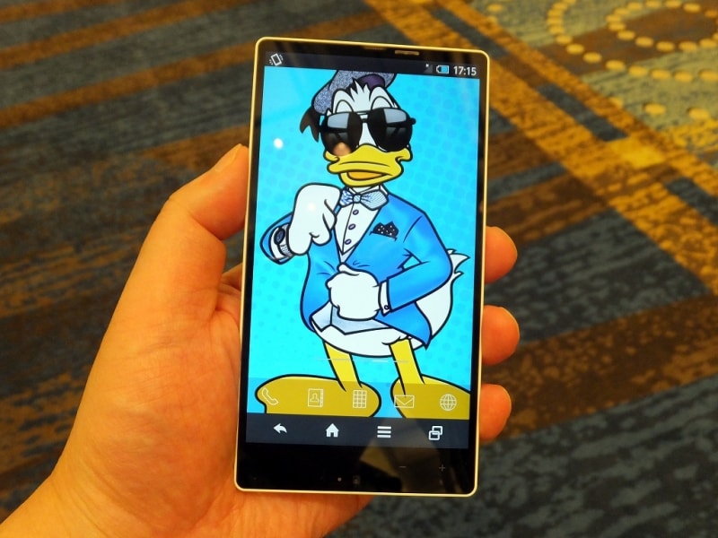 本体をふると壁紙が切り替わる