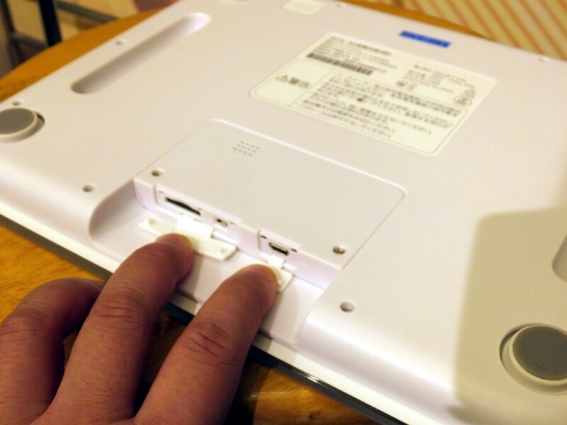 充電は本体背面のmicroUSB端子