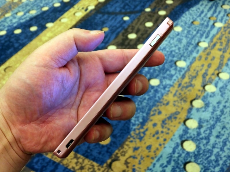 AQUOS PHONE Xx 302SHundefined側面