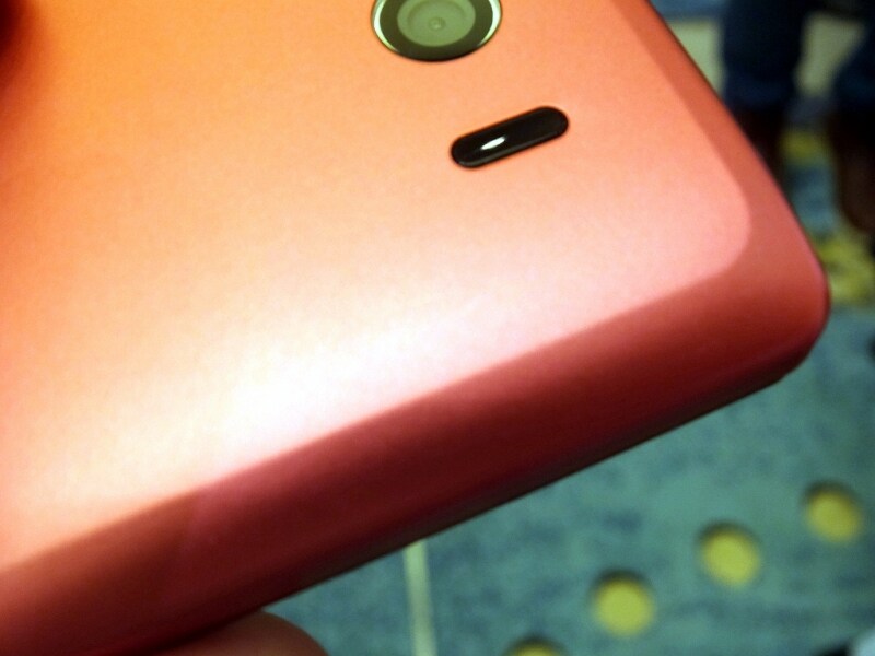 背面のエッジを出すデザインを採用