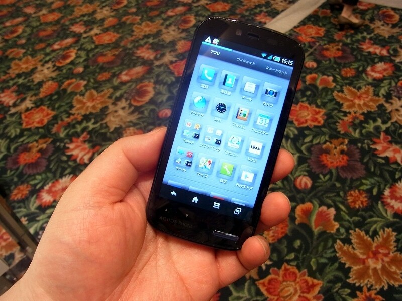 小型で片手で使えるスマートフォンAQUOS PHONE ss 205SH