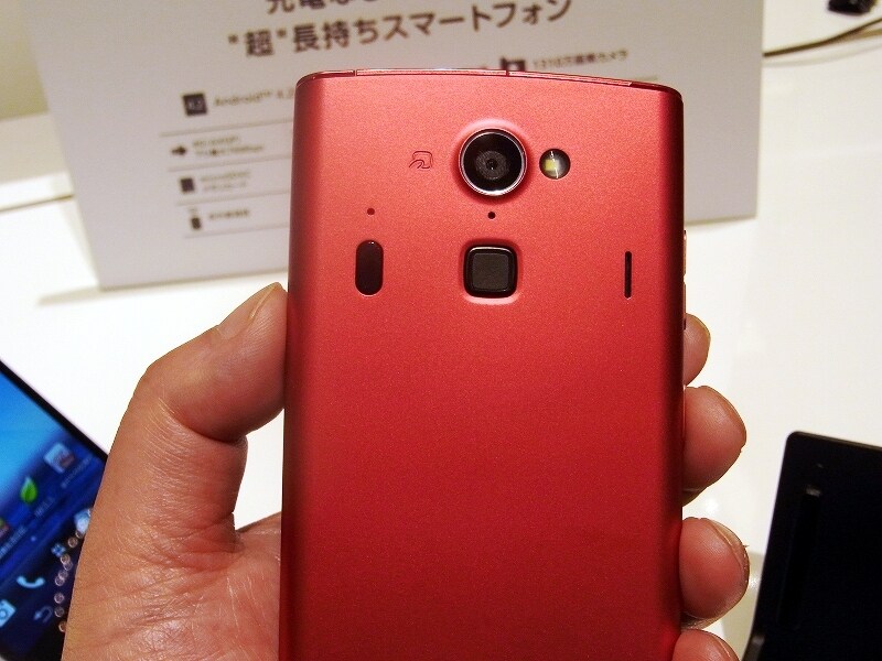 背面の指紋センサーでセキュアも万全