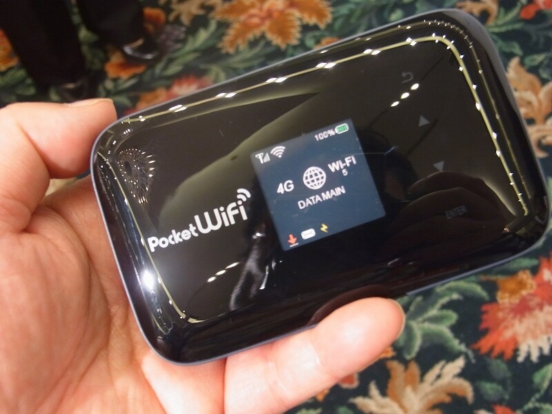 スマホも充電できるダブルLTEのモバイルWi-FiルーターPocket WiFi 203Z