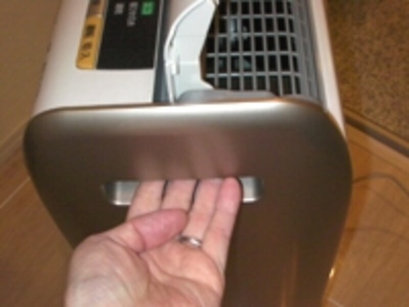 持ち手はサイドの手掛けタイプ