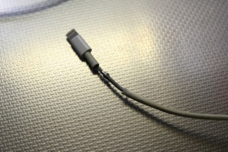 普通のケーブルはあっという間に壊れてしまいます。もちろん、カッターで簡単に切れます