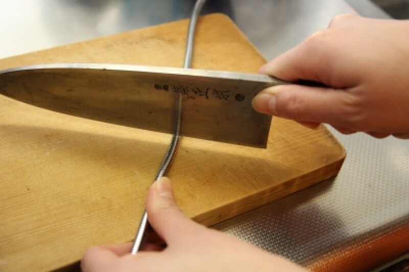 出刃包丁でがんがん叩きますがびくともしません