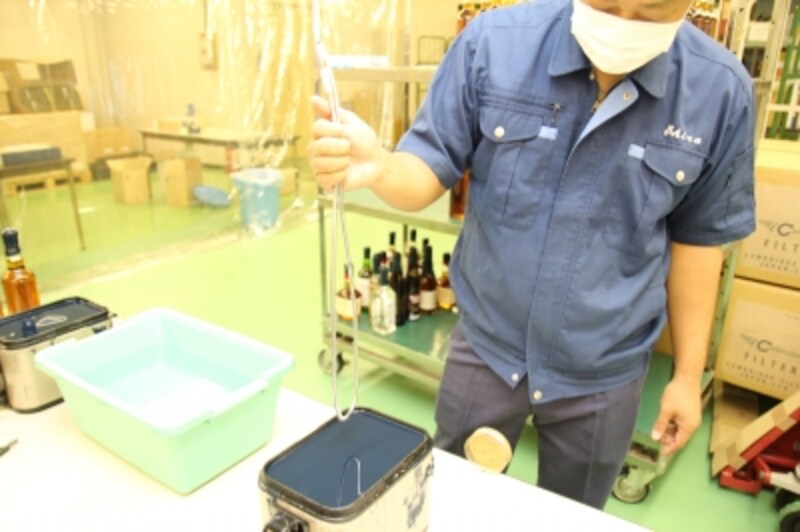 工場の協力を得て、200度に熱した樹脂の中につけ込みます