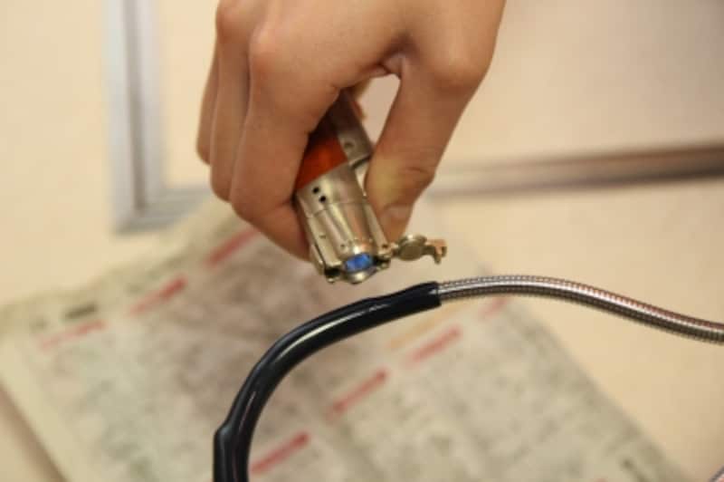 ガスライターで炙って樹脂が溶けるまで熱します