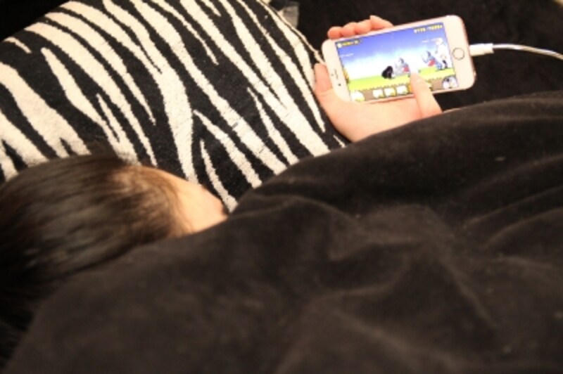 ベッドの中の利用は、ケーブルが固くて動きにくく、適していません