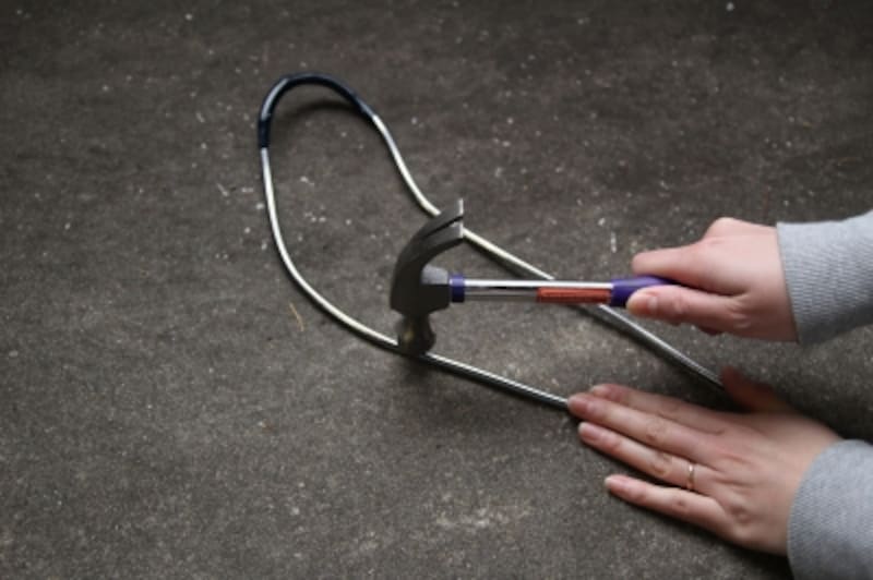 ハンマーで思いっきり叩くとケーブルがつぶれる手応えがありました