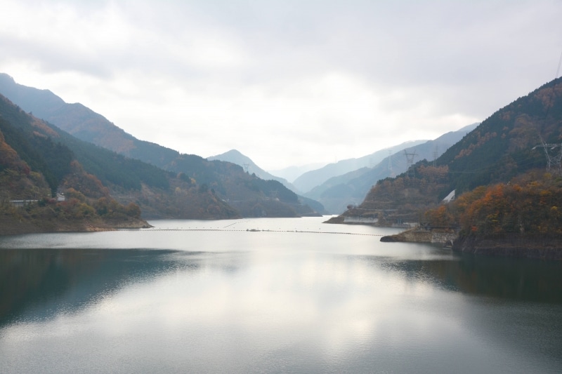 季節の彩りに包まれる浦山ダム