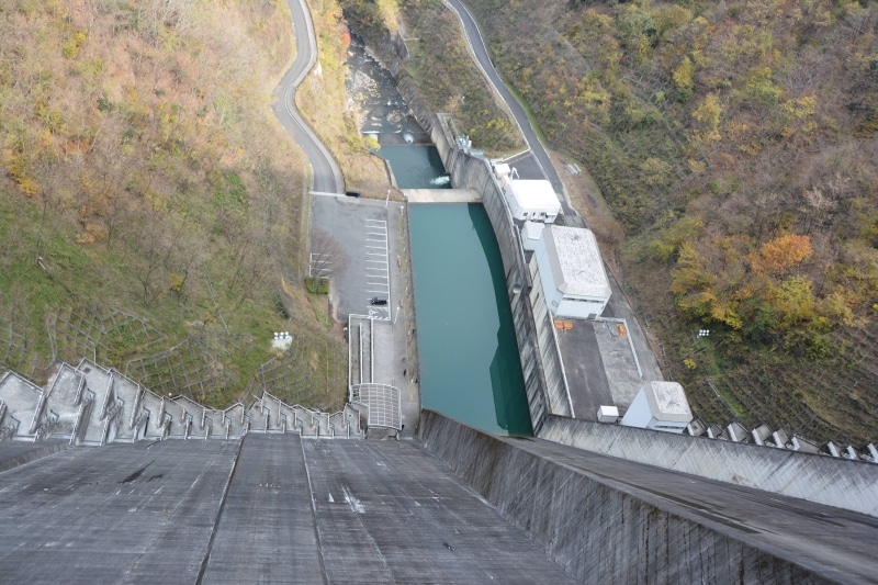 垂直にせり上がる浦山ダムの堤