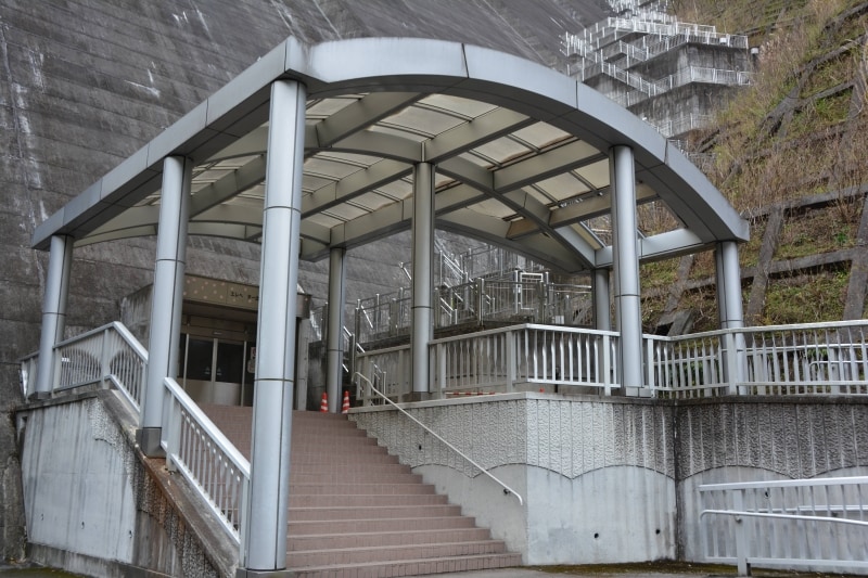 コンクリートの壁の中を登るエレベーターの入口