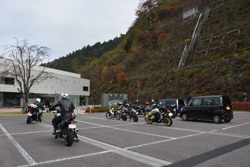 浦山ダム周辺をツーリングするライダー
