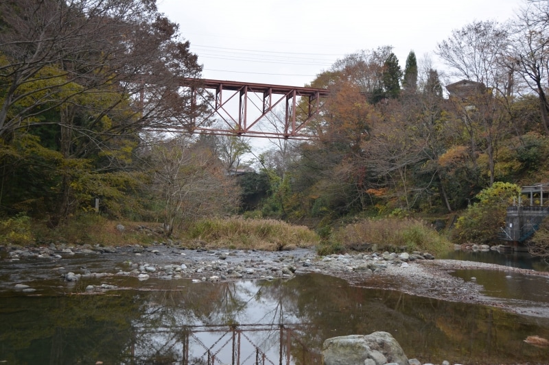 橋立川のせせらぎを挟む浦山清流キャンプ場