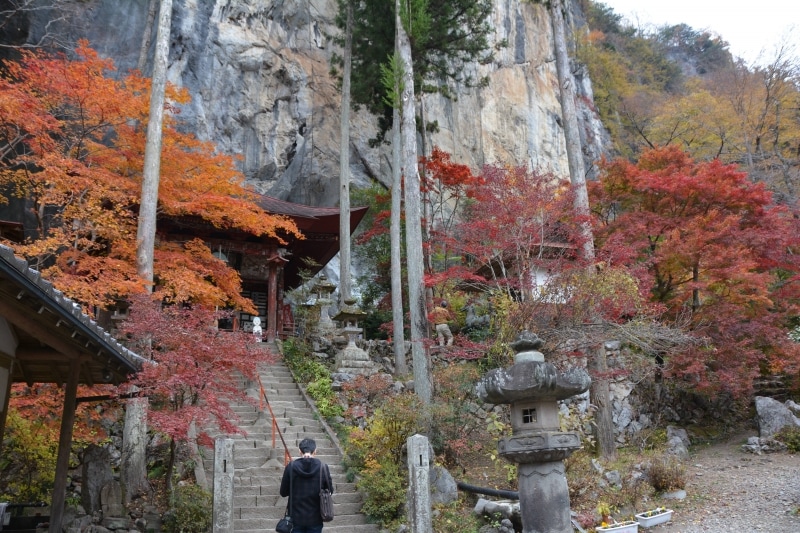 紅葉に彩られる石龍山橋立堂