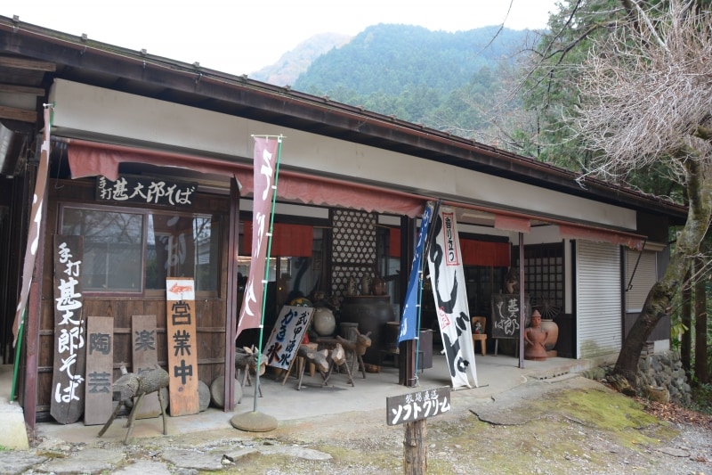 石龍山橋立堂の境内で営業する甚太郎そば