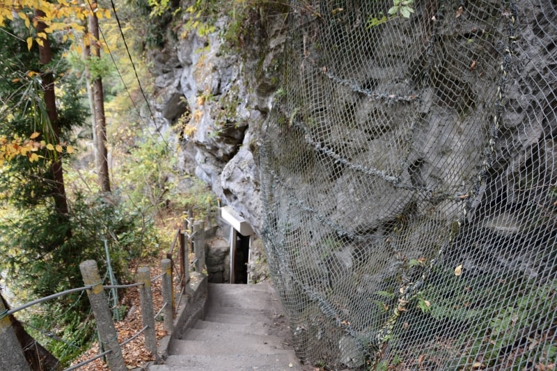 岩の中に潜り込む橋立鍾乳洞の入口
