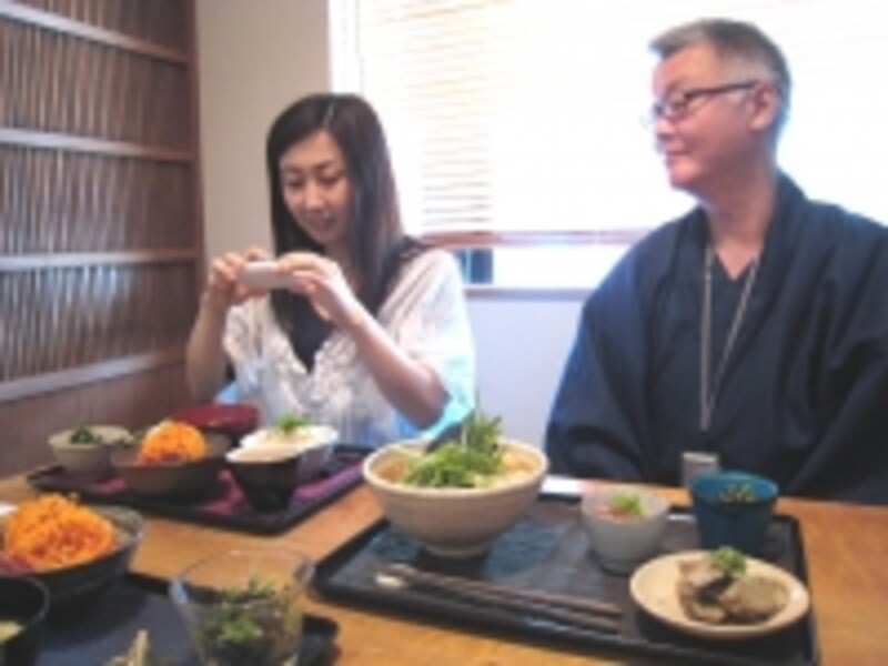 ランチは江沢さん（もちろん、写真左）に紹介していただいたお店で野菜中心のヘルシーなお膳を。同じメニューでも一人ひとり器が違い、目でも楽しませてくれるお店でした
