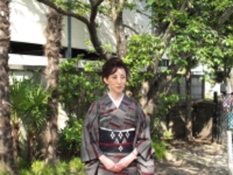 着物姿でのポーズが絵になっている着物・着付けガイドの黒柳聡子さん。せっかく着物で散歩に行くならキレイに撮られるノウハウも身に着けたいものです