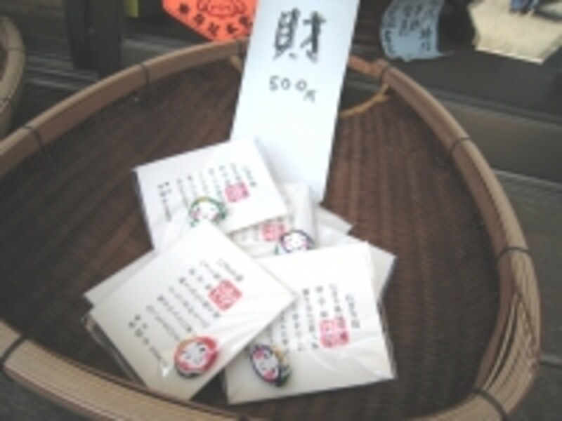 最初に訪れた本覚寺の名物は２センチほどの小さなにぎり福というお守り。愛、福、学、財、健と一文字ずつ書かれており、自分の願いに合わせて選ぶのですが、さて、あなただったらどれ？手書きで顔そのものもぞれぞれ違います