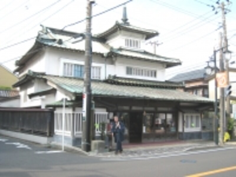 由比ガ浜大通りにある鎌倉彫の寸松堂さん。寺院建築、城郭建築に洋風も入り混じるという不思議な建物