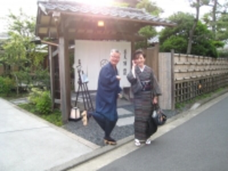 散歩の最後にコーヒーブレイクしたのは古い一軒家を改装した、雰囲気抜群のお店。元々はお蕎麦屋さんでカフェも併設している