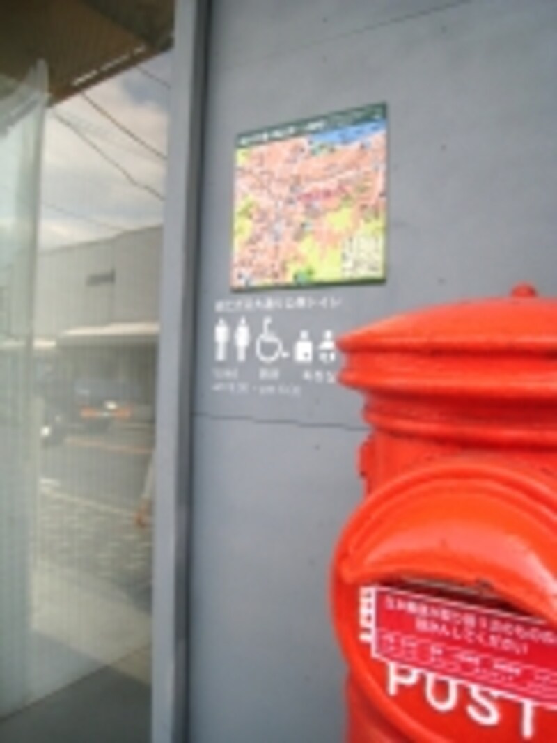 由比ガ浜大通りにあった公衆トイレ。鎌倉では主な観光スポットにはトイレが用意されているため、安心して歩ける。ただし、それ以外の場所を歩くときには注意が必要