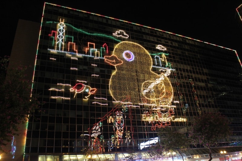 ショッピングモールやホテルなどが一斉にネオンをまとう「ウィンター・イルミネーション」
