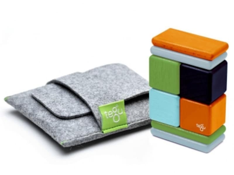 フェルトケースにすっぽり収まるコンパクトな積み木