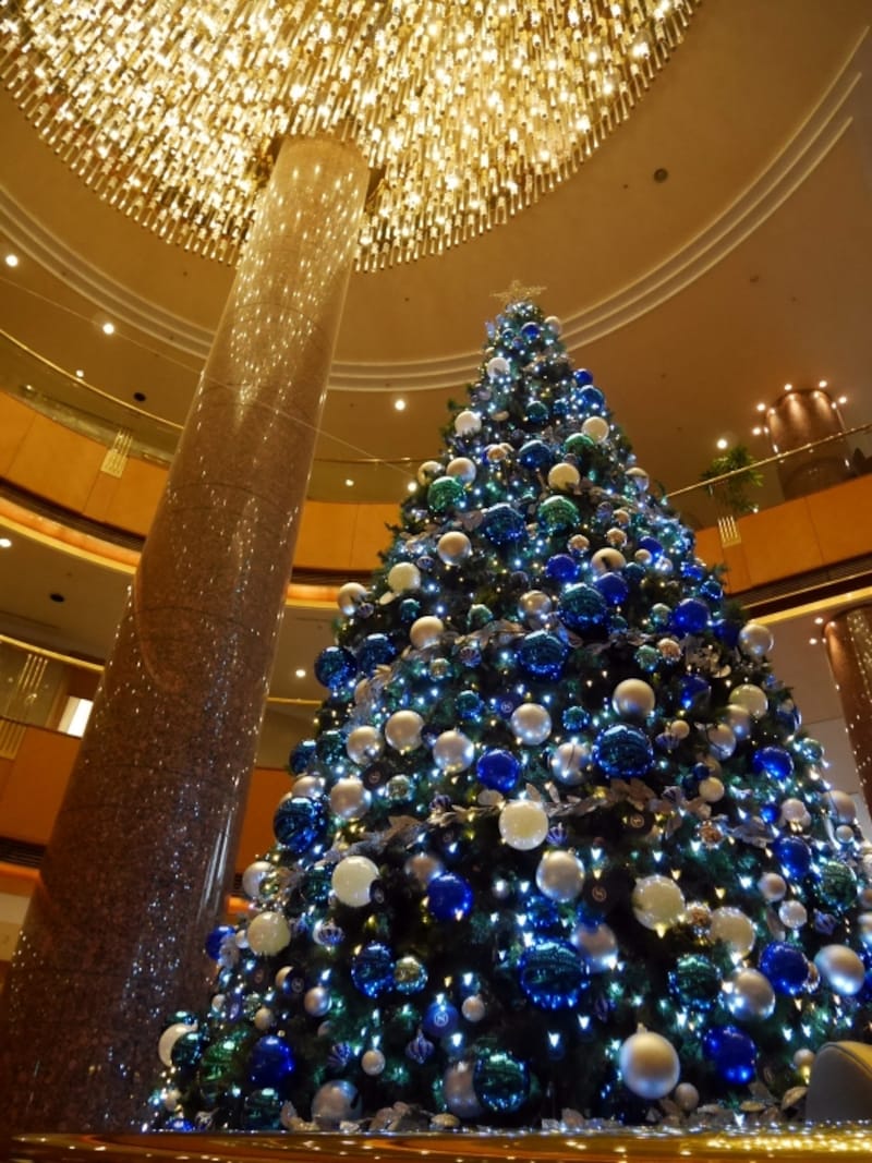 高さ約8mのツリーはロゴのモチーフとなっているローレルの葉をイメージしたオーナメントが(2016年11月15日撮影)