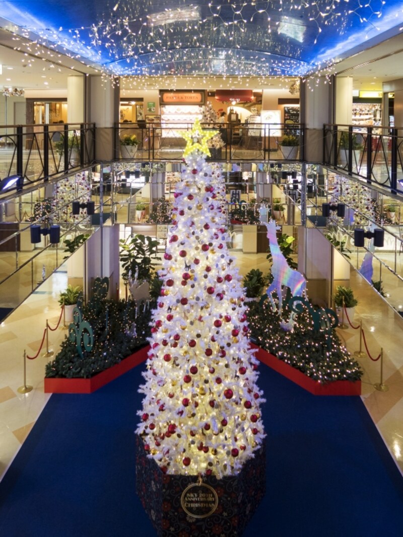 10階中央広場のツリー。きらめくアニマルライトが輝くファンタスティックな「SKY ZOO LAND」が展開(2016年11月25日撮影)