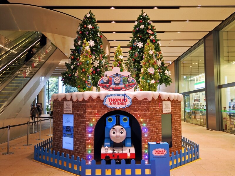 1階に約5mの「きかんしゃトーマス」のオリジナルツリーが登場(2016年11月23日撮影)(C)2016 Gullane (Thomas) Limited.
