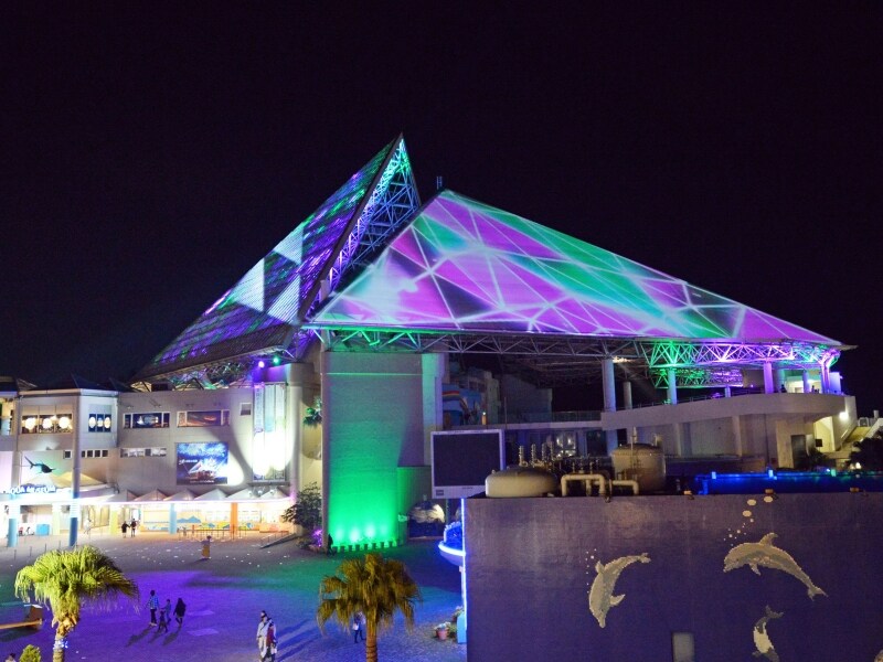 この冬初登場の「スカイ ライト マジック」は高さ約52mの光のピラミッドを舞台にした音と光と映像のエンターテインメントショー(画像提供:横浜・八景島シーパラダイス)