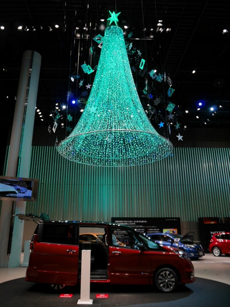 展示車とともに日産オリジナルクリスマスツリーをご覧あれ。カラフルに変化するようすが楽しめます(2016年11月26日撮影)