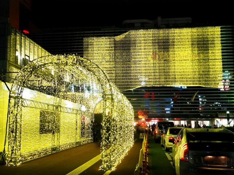 横浜駅西口周辺は「光の回廊」をコンセプトに、港町ヨコハマの「浜風」をデザインに取り入れたイルミネーションが点灯(2016年12月2日撮影)