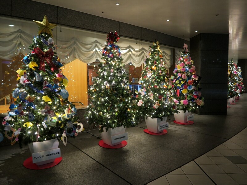 かわいらしいクリスマスツリーが並ぶ「ハートフルツリーフェスタ」(2016年11月25日撮影)