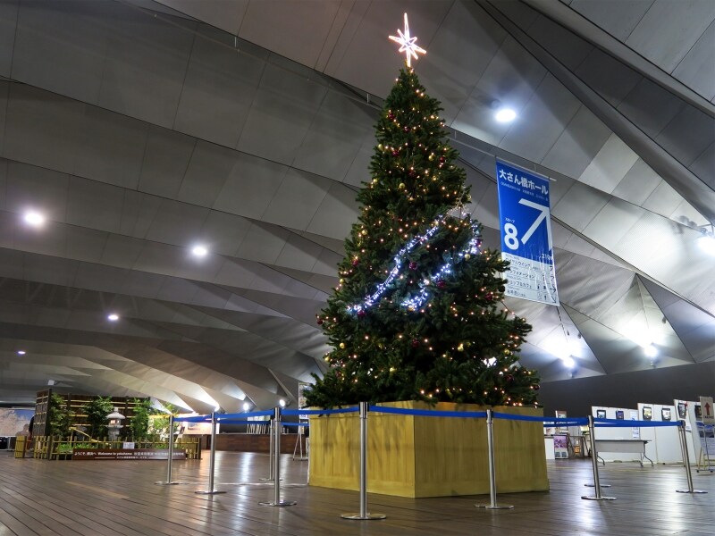 2階ロビーに設置された約7mのツリー。後ろには日本情緒が感じられるミニ日本庭園も(2016年11月20日撮影)