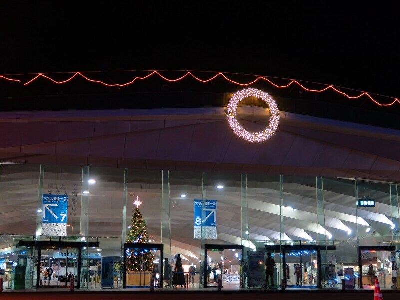 大さん橋の正面入り口に取り付けられたリース(2016年11月20日撮影)