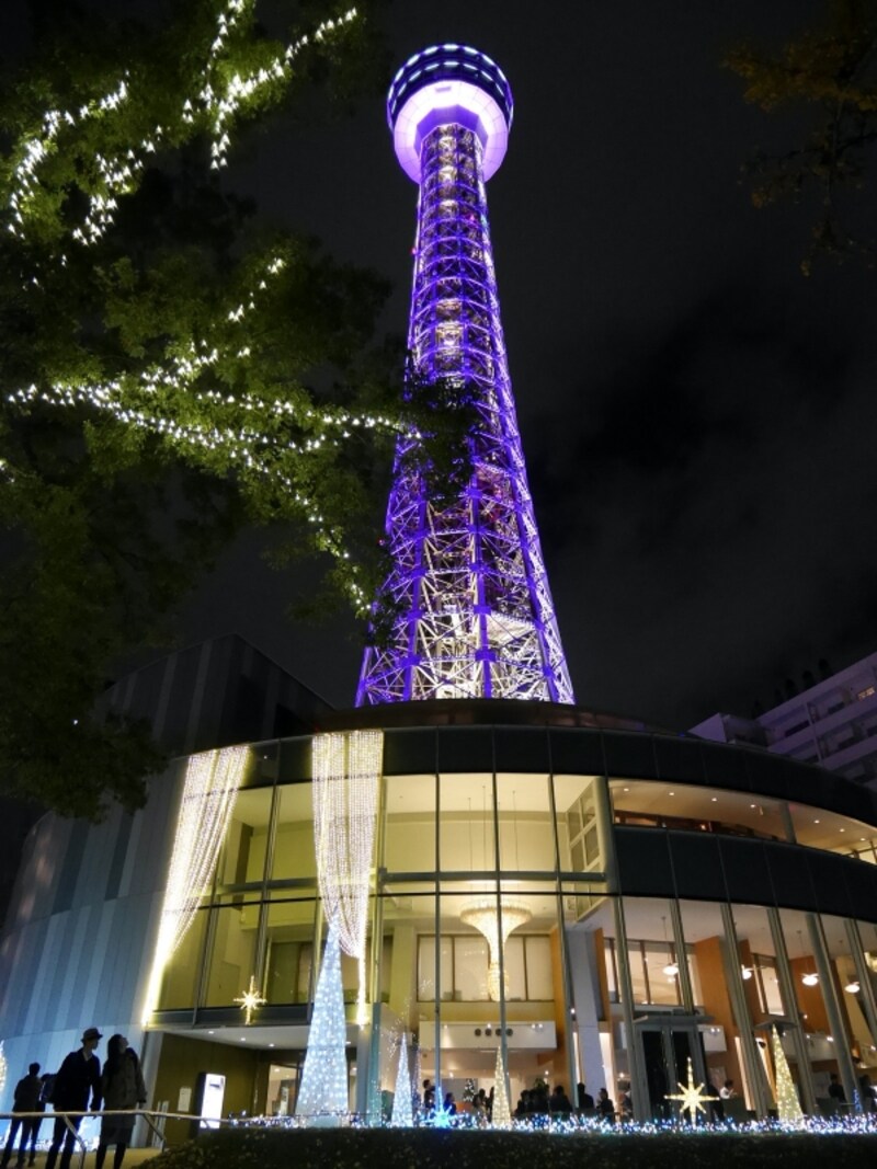 横浜マリンタワーの中央部に星が降り注ぐようなイルミネーションが点灯(2016年11月26日撮影)