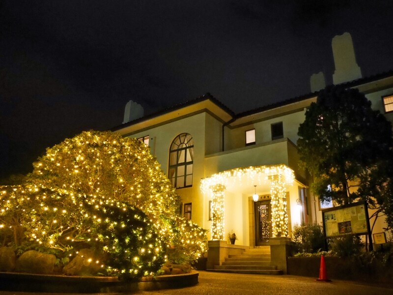 横浜・山手西洋館のひとつ「横浜市イギリス館」のイルミネーション装飾のようす(2016年11月26日撮影)