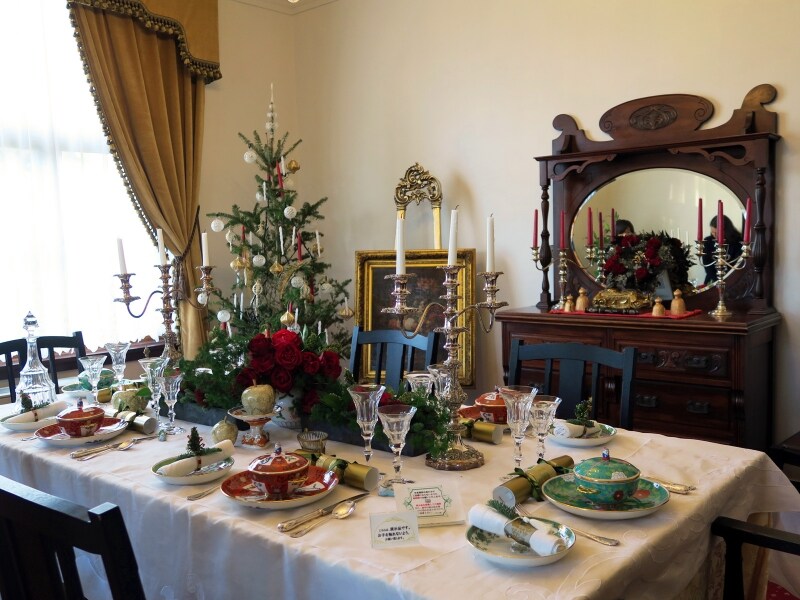 横浜市イギリス館のクリスマス装飾のテーマは「ヴィクトリアンスタイル」。家族や友人たちとクリスマスを祝う、華やかなテーブルセッティング(2016年12月2日撮影)