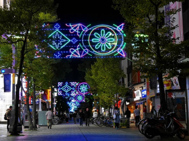 毎年カラフルなアーチ型イルミネーションが点灯する、イセザキ・モール(2016年11月3日撮影)