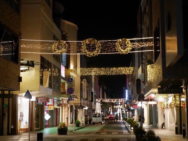 元町ショッピングストリート全体がイルミネーションで輝く風景は冬の風物詩(2016年11月7日撮影)