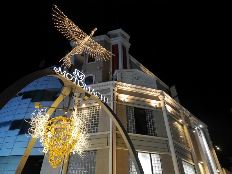 元町ショッピングストリート両端にあるフェニックスアーチもゴールドに煌めきます(2016年11月7日撮影)