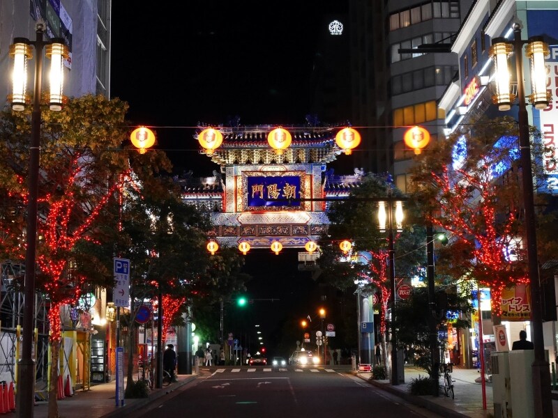 朝陽門のイルミネーションのようす。ランタンなどが飾り付けされています(2016年11月7日撮影)