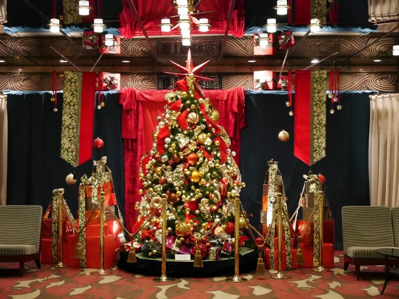 横浜中華街にあるホテルのロビーらしい、異国情緒満点のクリスマスツリー(2016年11月7日撮影)
