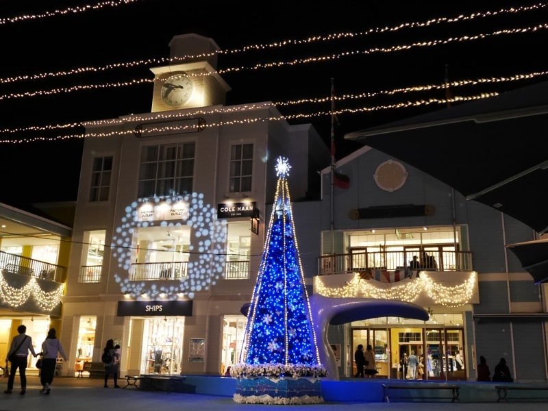 くじらの噴水前広場では、雪の結晶やリースなどのムービングライトが大きなツリーを照らします(2016年11月12日撮影)