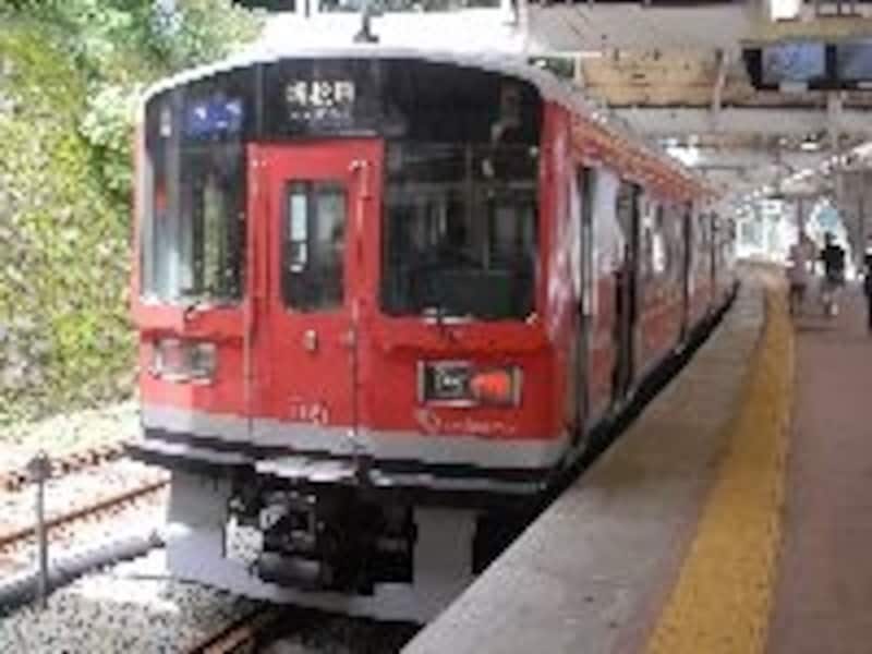 箱根湯本へやってくる小田急の各停は登山電車と似た塗装だ