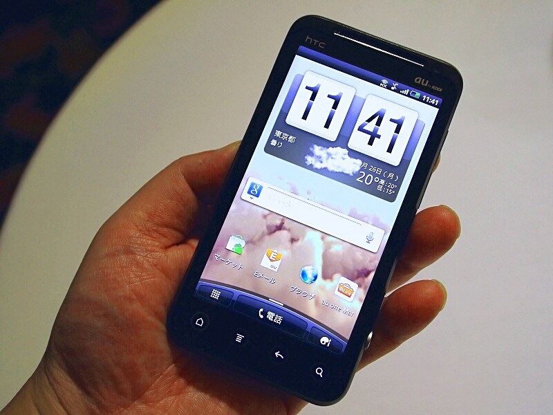 さらなる高速化を目指す htc EVO 3D ISW12HT（2011年10月上旬以降発売予定）